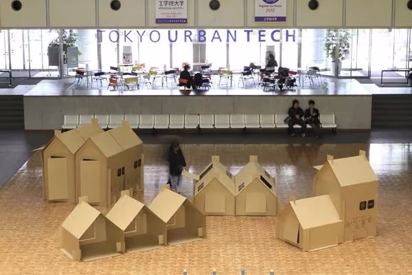 Maquetas de refugios temporales de cartón de Atelier OPA expuestas en un vestíbulo de Tokio
