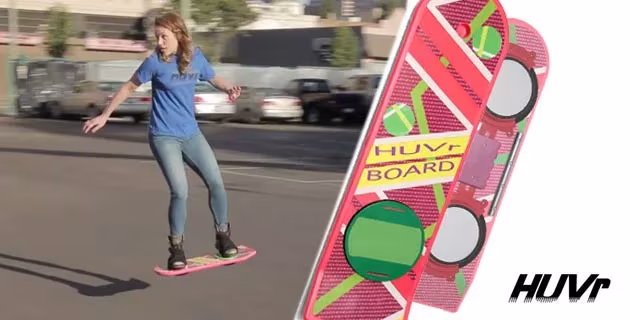 Mujer sobre el monopatín flotante HUVr en una calle, junto al tablero rosa inspirado en Regreso al Futuro