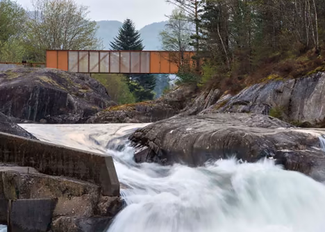 Puente Hose de Rintala Eggertsson Architects sobre una cascada y rocas lisas en Suldal, Noruega