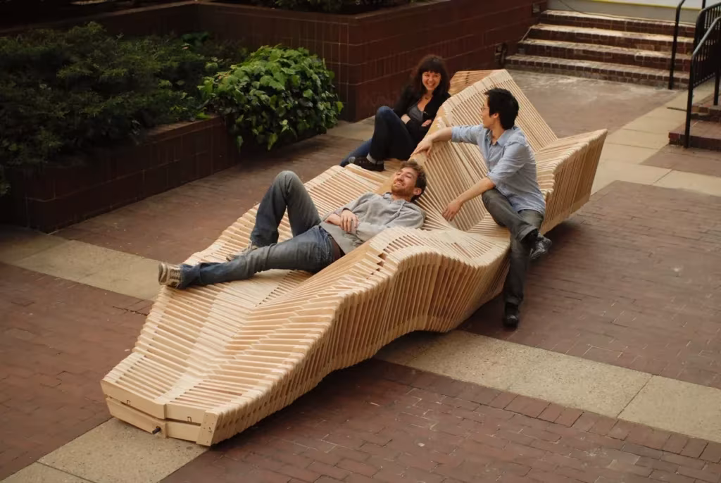 Banco Polimórfica de estudiantes de Columbia GSAPP: piezas de madera articuladas con personas tumbadas encima