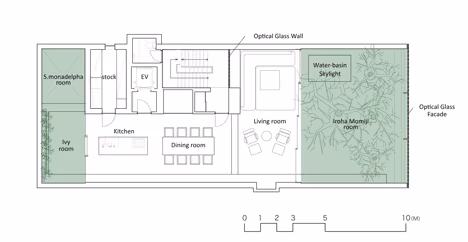 Plano de la planta primera de la Optical Glass House con cocina, comedor, salón y patio tras el muro de vidrio