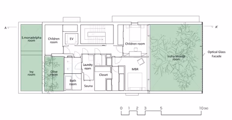 Plano de la planta superior de la Optical Glass House con dormitorios, baño y terraza ajardinada
