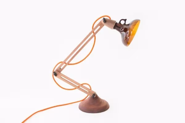 Lámpara de escritorio Utrem Lux de Degross Design con brazo articulado de madera, cable naranja y pantalla de vidrio ámbar