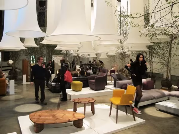 Espacio de Austrian Design en la Pelota de Milán, con grandes campanas blancas sobre sofás y mesas bajas