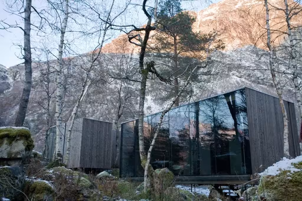 Juvet_Landscape_hotel_62 Habitación del Juvet Landscape Hotel, pabellón de madera oscura y vidrio espejado entre abedules y rocas