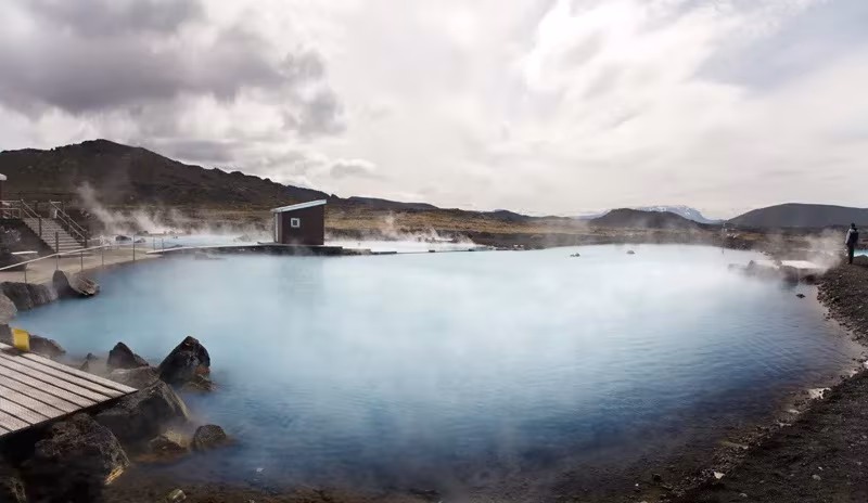 Paisaje de Islandia de Álvaro Sánchez-Montañés: laguna termal azul humeante entre rocas oscuras