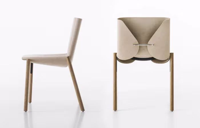 Hide Chair de Kristalia en cuero natural con patas de madera, vista de lado y por detrás