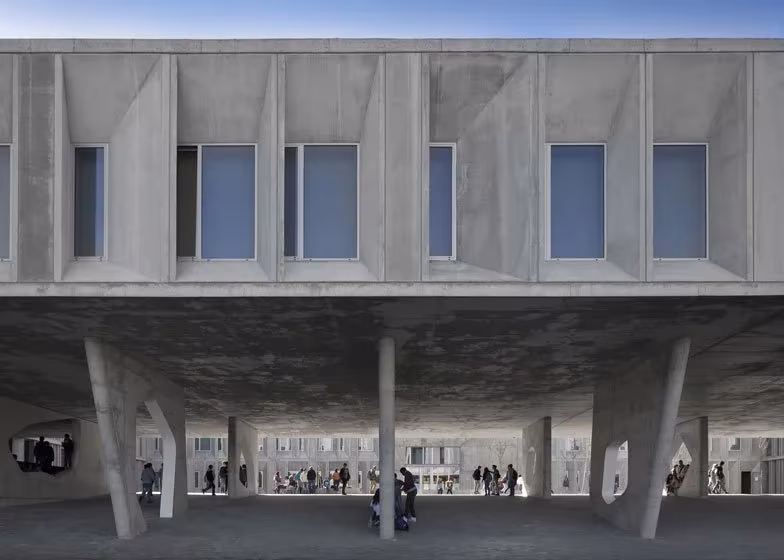5c5b3b12 Soportal bajo el pabellón de hormigón de la escuela Braamcamp Freire con ventanas rectangulares