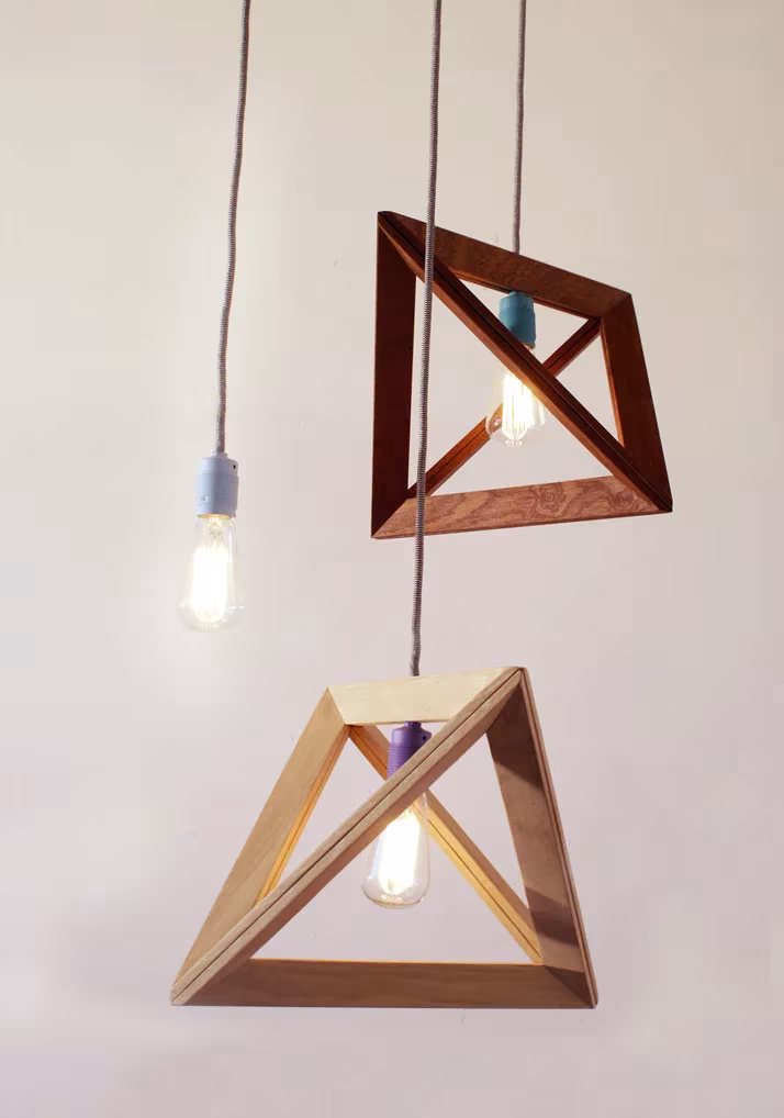 Lámparas Lighframe de Herr Mandel: marcos de madera clara y oscura colgados en torno a bombillas desnudas