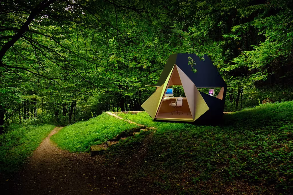 Tetra Shed de David Ajasa-Adekunle: módulo facetado con interior de abedul iluminado en un bosque