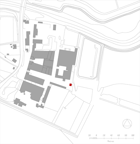 Plano de situación del Dovecote Studio de Haworth Tompkins en Snape, entre los edificios existentes