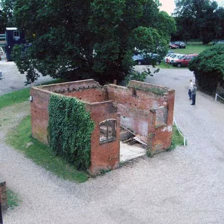 Ruinas del palomar victoriano de ladrillo cubierto de hiedra en Snape, antes del Dovecote Studio