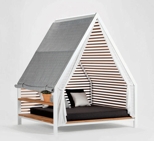 Cama Cottage de Kettal con lamas de madera y techo de tela gris extendido a medias, vista en escorzo