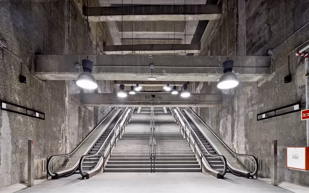 Estación de la línea 9 del metro de Barcelona de Garcés De Seta Bonet, escaleras mecánicas entre hormigón visto