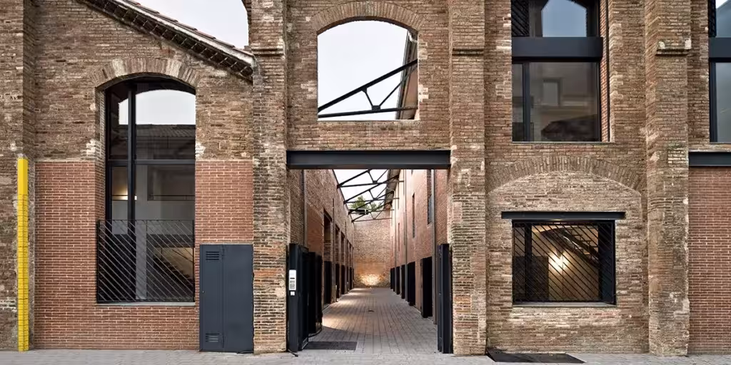 Patio de los lofts de Garcés De Seta Bonet en el Poblenou, fachadas de ladrillo de una antigua destilería