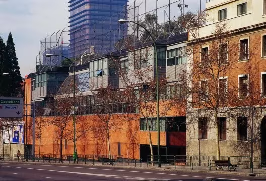Fachada actual del Gimnasio Maravillas a Joaquín Costa, con zócalo de ladrillo y miradores acristalados