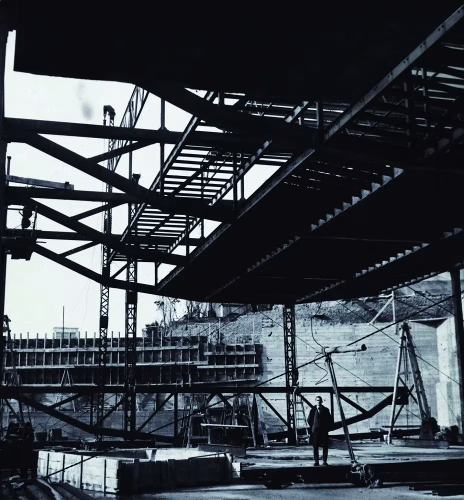 Estructura metálica del Gimnasio del Colegio Maravillas en construcción, en blanco y negro