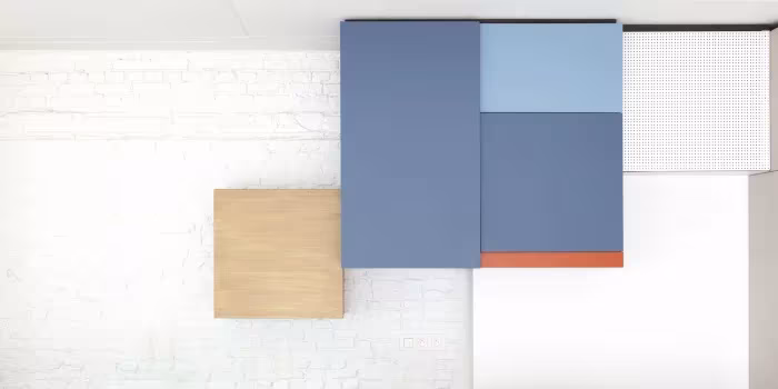 Muestras de madera, tonos azules y un toque naranja sobre fondo blanco en el loft de Dries Otten