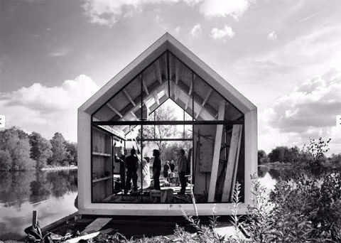 Casita de fin de semana a dos aguas con fachada acristalada junto al lago Loosdrecht, en blanco y negro