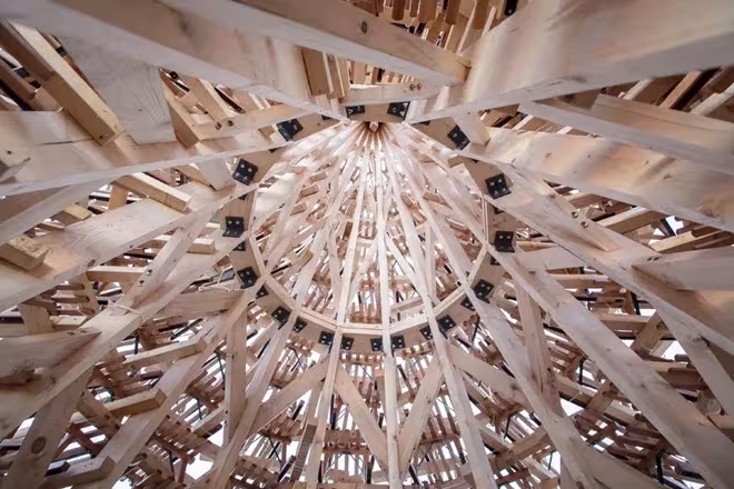Interior del árbol de Navidad de Hello Wood visto hacia arriba, con trineos en disposición radial