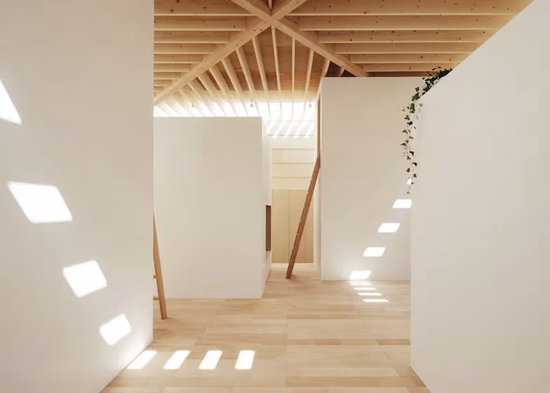Interior blanco de la Light Walls House de mA-style Architects con vigas de madera y manchas de luz