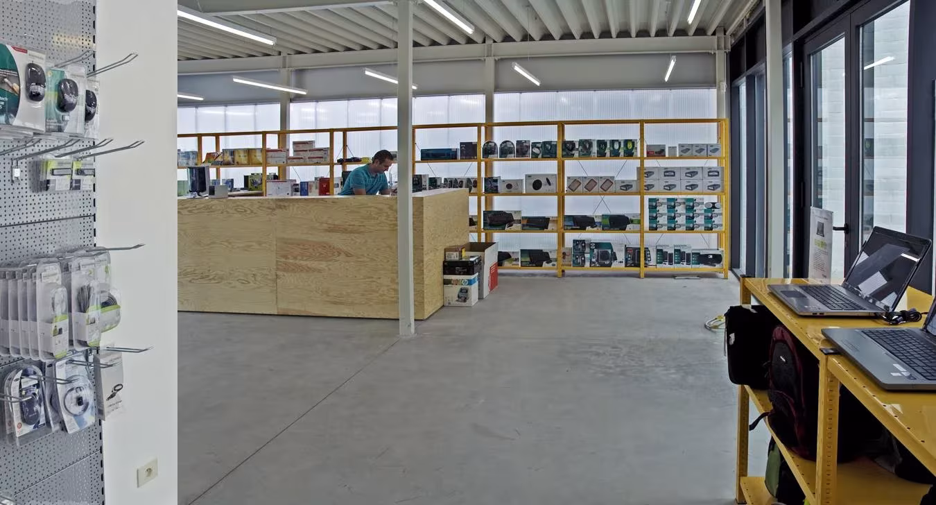 Interior de la oficina de Kersten Geers David Van Severen en Tielt, con mostrador de madera y estanterías