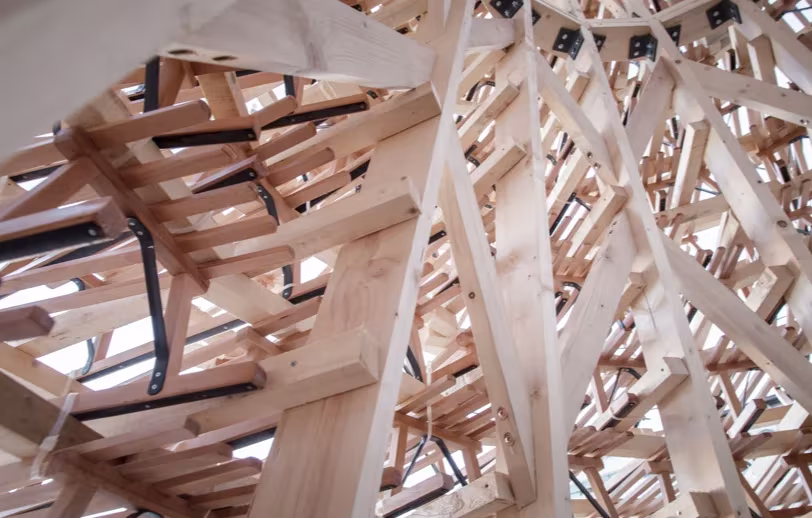 Interior del árbol de Navidad de Hello Wood: entramado de trineos y listones de madera clara