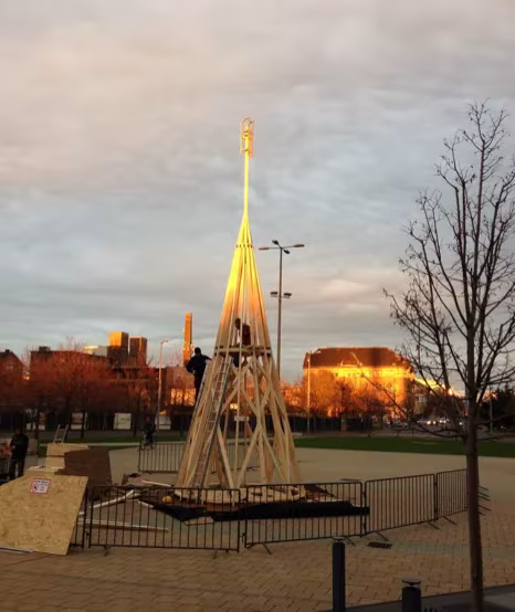 Esqueleto de madera del árbol de Navidad de Hello Wood iluminado por el sol del atardecer en Budapest
