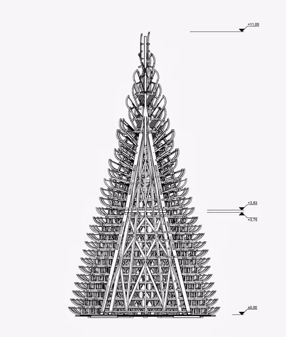 Alzado del árbol de Navidad de Hello Wood con los trineos apilados alrededor de la aguja central