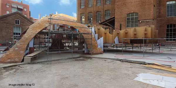 Pabellón Bricktopia de Map13 en construcción en Barcelona, arco de ladrillo con cimbra en un patio industrial