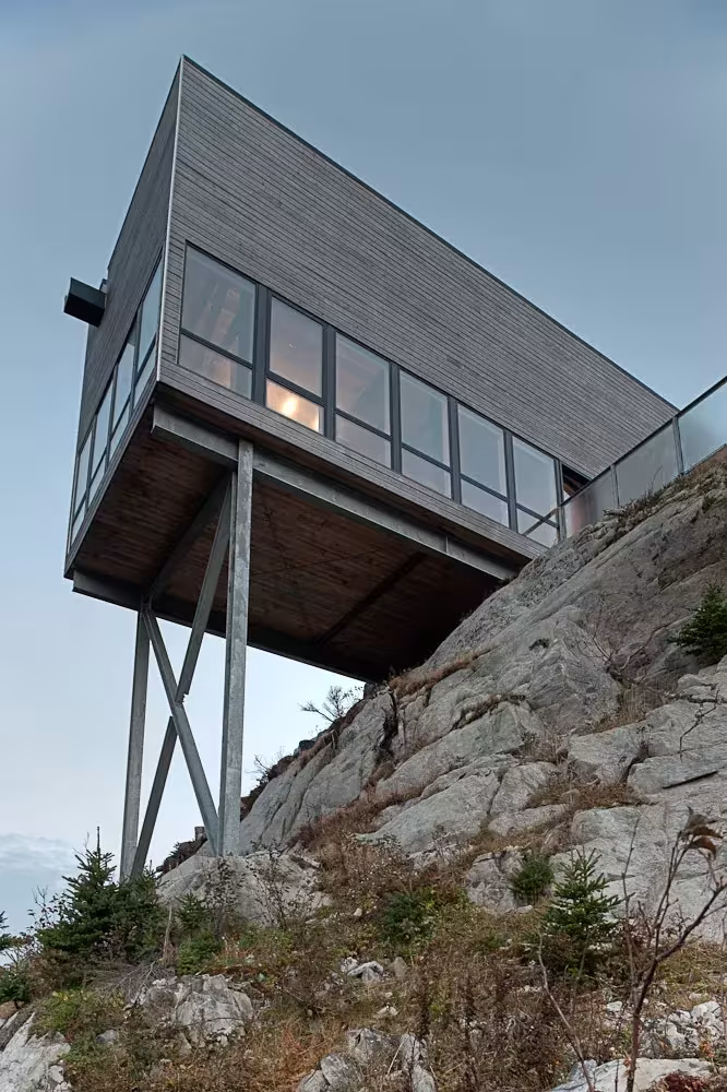 Cliff House de MacKay-Lyons Sweetapple en Nueva Escocia: cabaña de cedro volada sobre pilares de acero en la roca