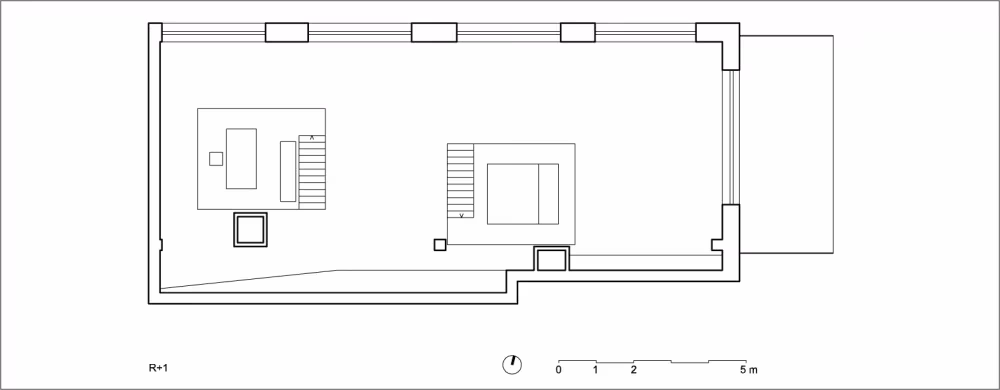 Planta superior del Loft For con los dos altillos sobre los volúmenes metálicos