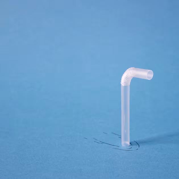 Pajita de plástico doblada sobre fondo azul que simula un periscopio, de Javier Pérez
