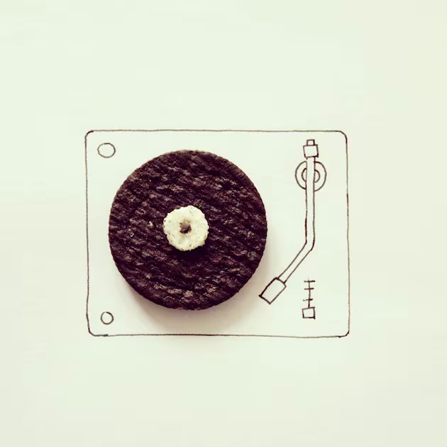 Galleta de chocolate como disco sobre un tocadiscos dibujado a tinta por Javier Pérez