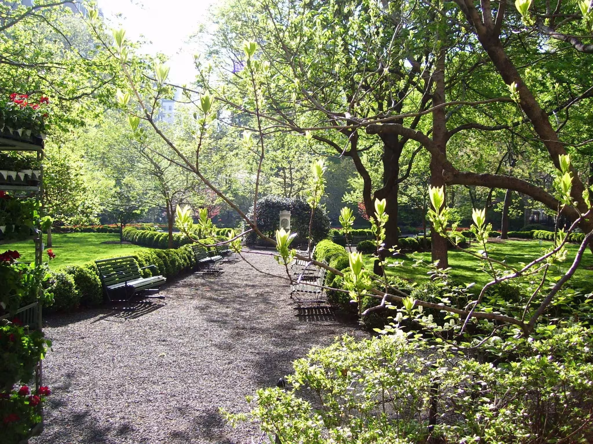 Camino de grava entre árboles y parterres en el interior de Gramercy Park, Nueva York
