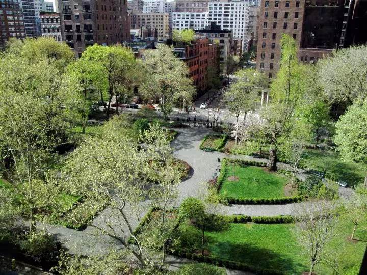 Vista aérea de los senderos y jardines de Gramercy Park entre edificios de Manhattan