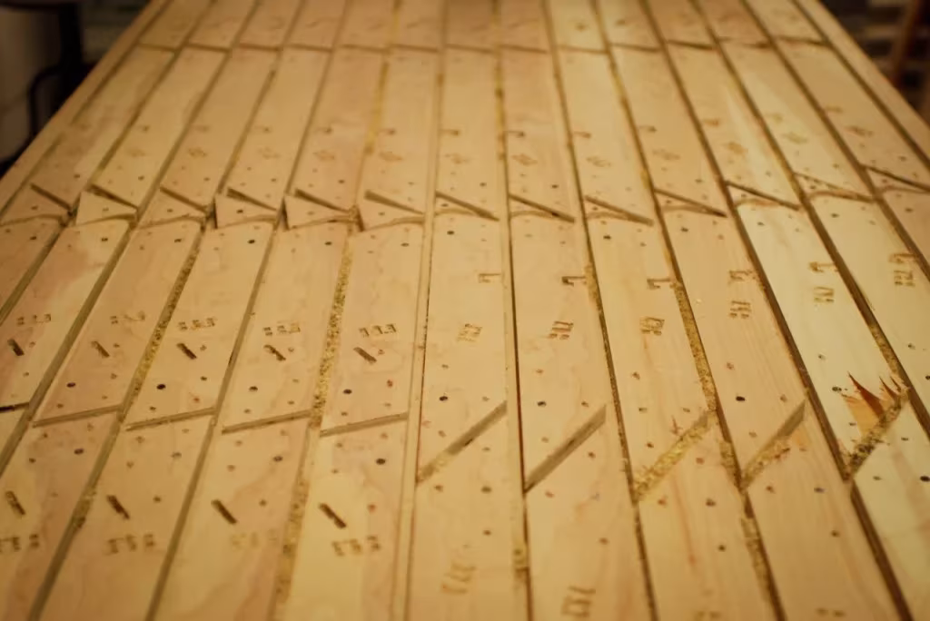 Detalle de las piezas de madera numeradas y perforadas que forman el banco Polimórfica