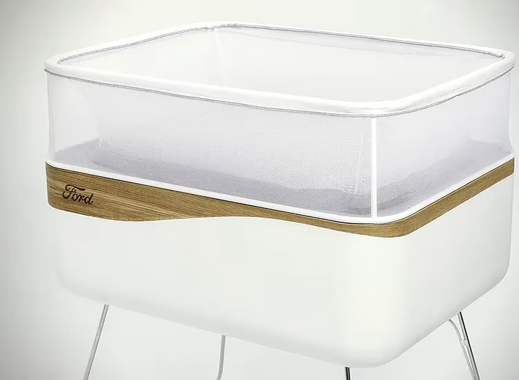 Cuna Max Motor Dreams de Ford y Espadaysantacruz, blanca con franja de madera y patas metálicas