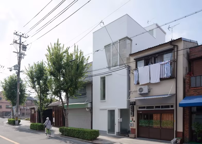 Casa Tamatsu de Ido, Kenji en su calle de Osaka, con el segundo piso girado respecto a la fachada