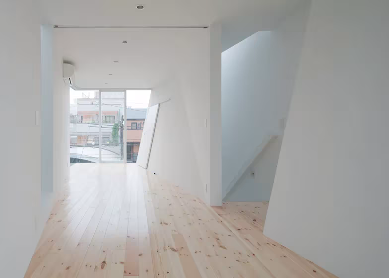 Planta diáfana de la Casa Tamatsu con tabiques en ángulo y ventanal al fondo