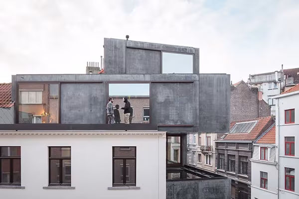Ampliación de hormigón sobre la cubierta del edificio neoclásico del Little Willy en Bruselas, con terraza