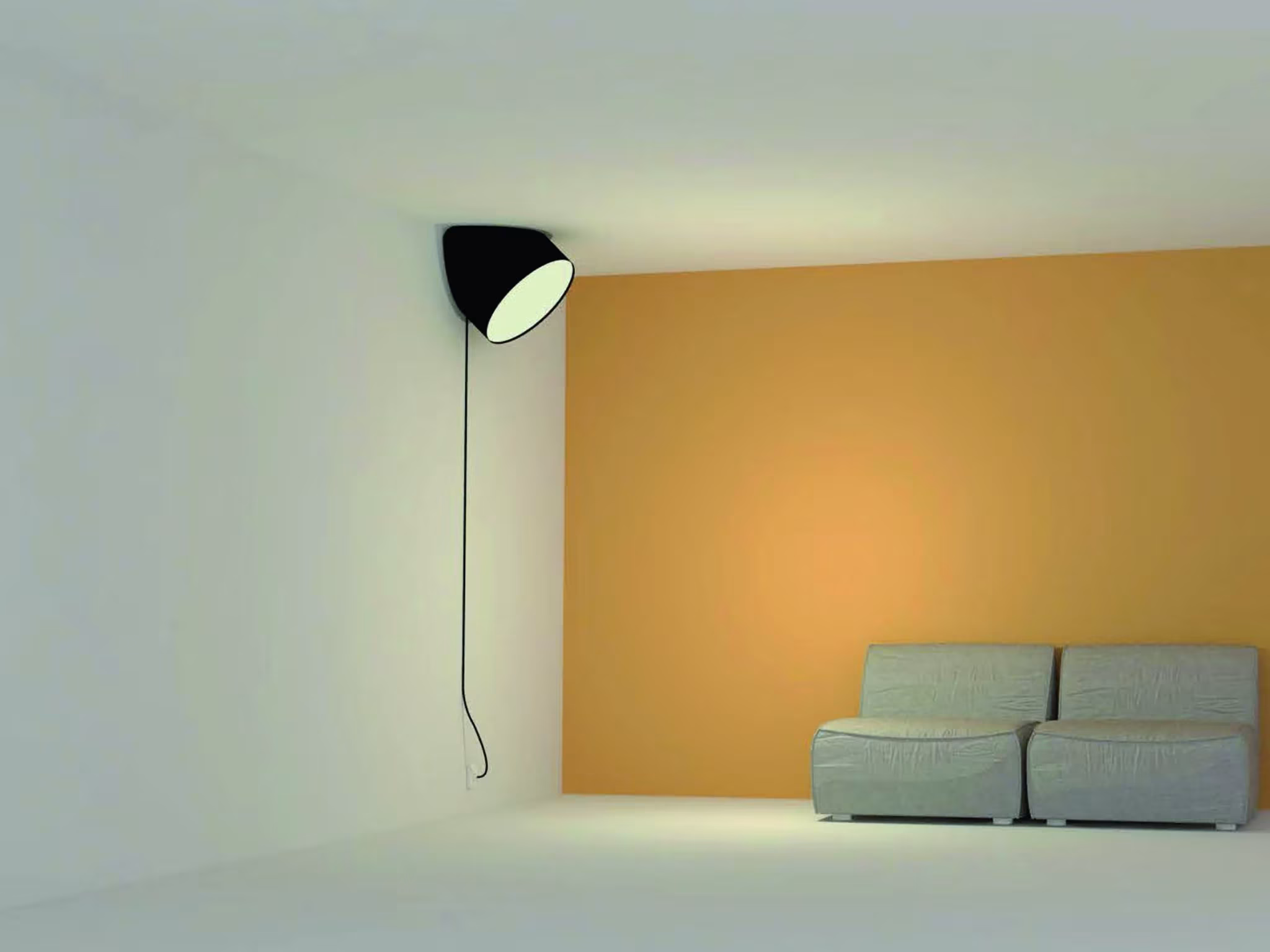 Aplique negro de pared que ilumina una pared naranja y un sofá gris en una sala vacía