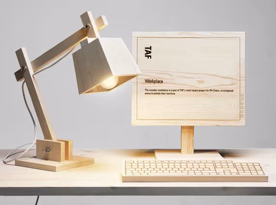 Lámpara de escritorio de madera de TAF con pantalla cuadrada junto a un monitor y teclado de madera
