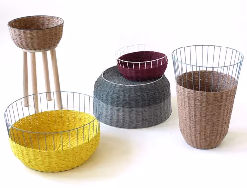 Cestas Bask de Sebastian Herkner para Moroso en tejidos amarillo, gris, granate y natural con estructura de alambre