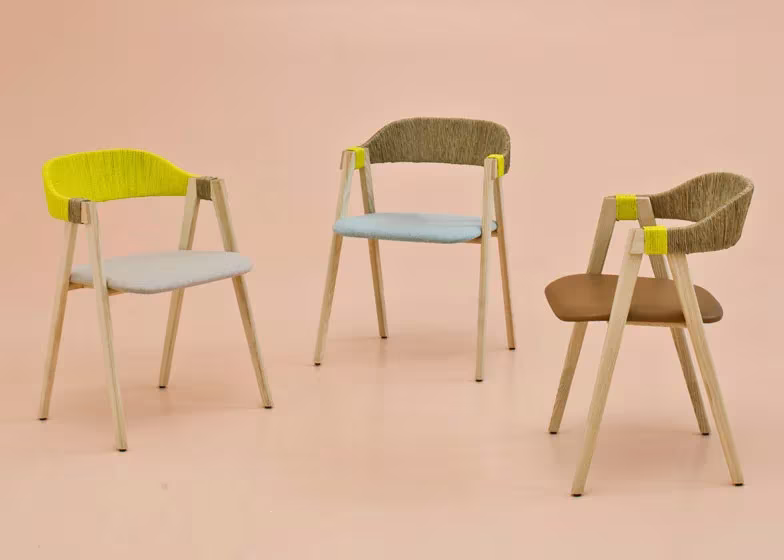 Sillas Mathilda de Patricia Urquiola para Moroso con respaldo tejido y patas de madera