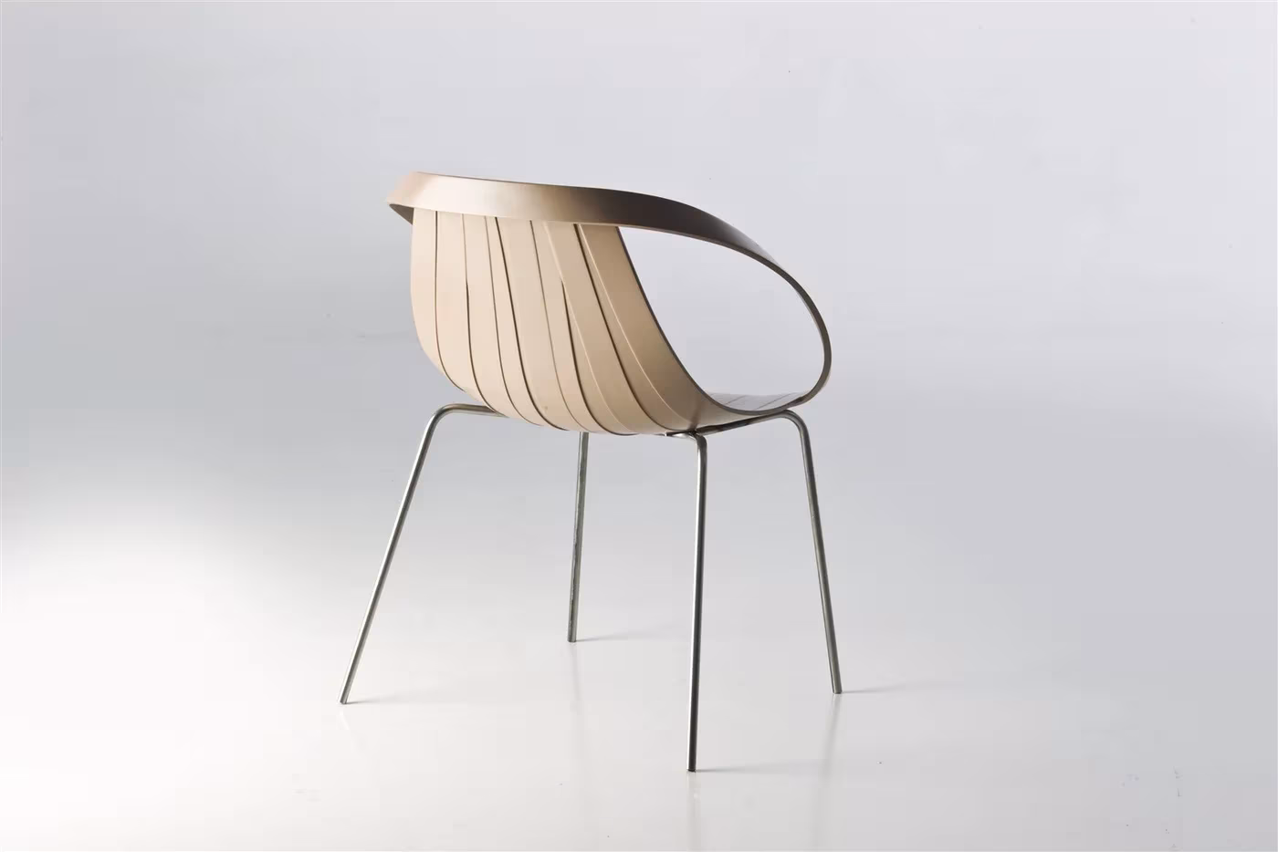 Silla Impossible Wood de Moroso con carcasa curva de lamas beige y patas metálicas finas