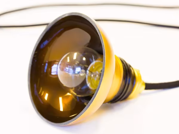 Lámpara Utrem Lux de Degross Design: pantalla de vidrio reciclado ámbar con bombilla vista