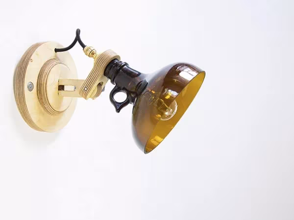 Aplique Utrem Lux de Degross Design con pantalla de vidrio de botella ámbar y soporte de latón