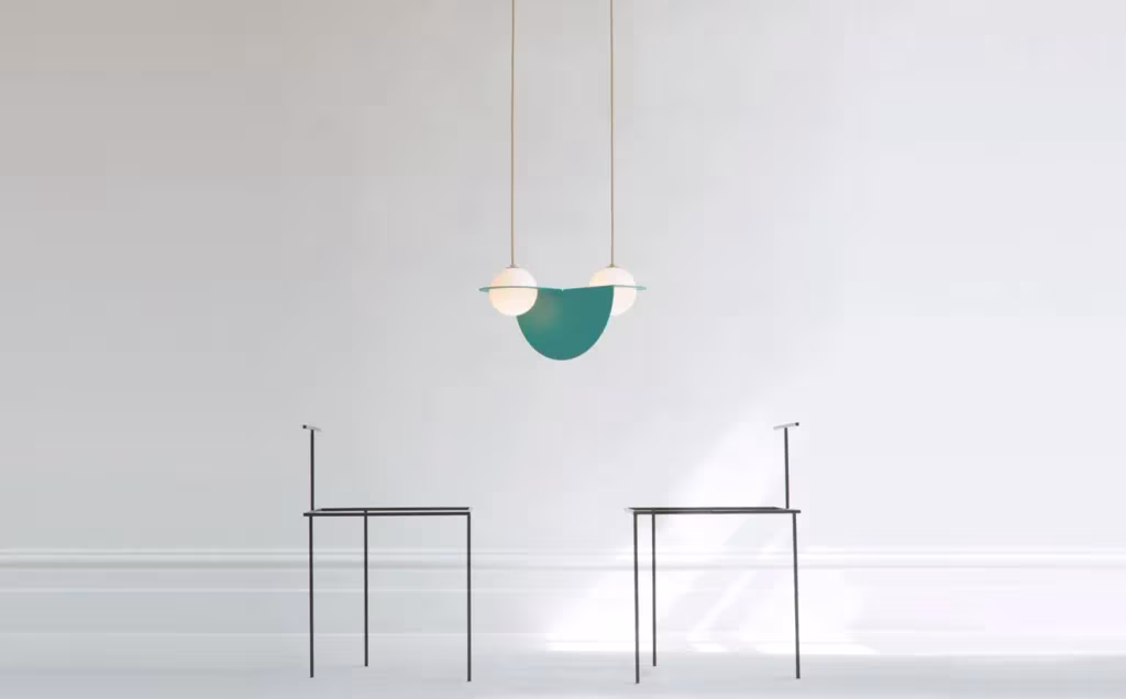 Lámpara colgante de Lambert & Fils con esfera blanca y semicírculo verde sobre dos mesas negras