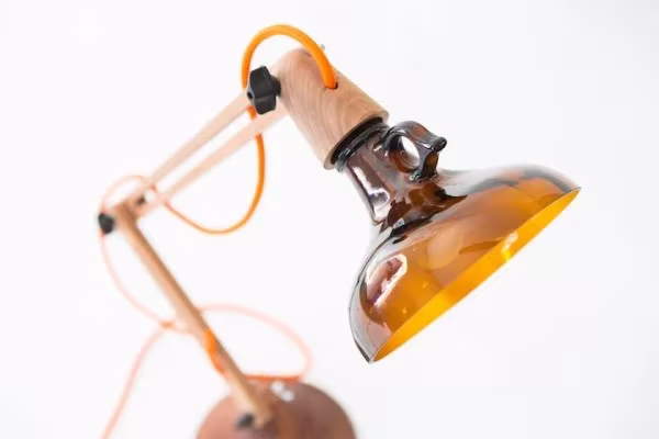 Detalle de la pantalla de vidrio ámbar reciclado de la lámpara Utrem Lux con portalámparas de madera